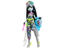 Monster High Monsterfest Frankie Stein Modepuppe mit Festival Outfit Bandposter und Zubehoer