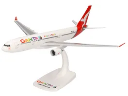 Herpa SNAPFIT 614061 Qantas Airbus A330 200 Pride is in the Air