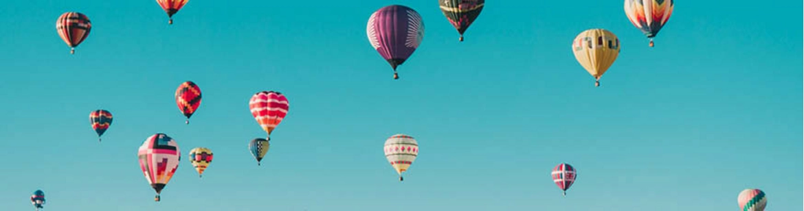 Blauer Himmel mit Heißluftballons