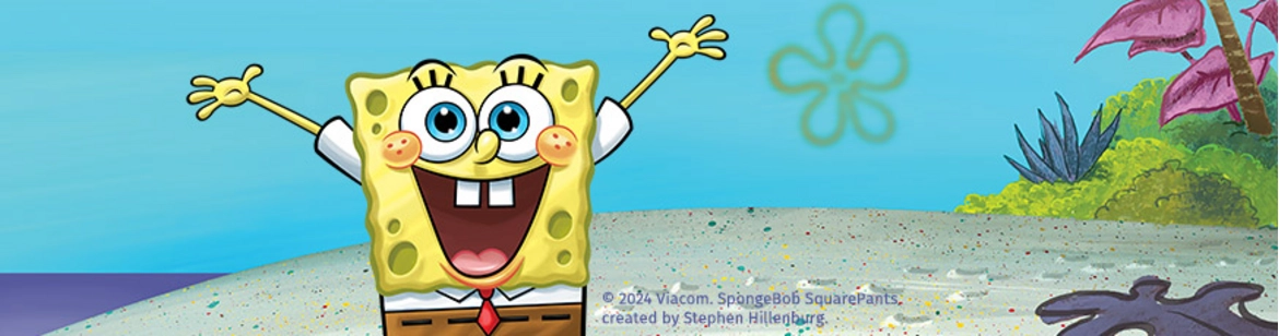 Spongebob jubelt mit erhobenen Armen auf einer Sandbank im Meer