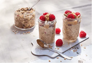 Sommerliche Overnight Oats mit Beeren