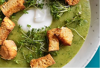 Bärlauch-Suppe mit Haferbrötchen-Croutons