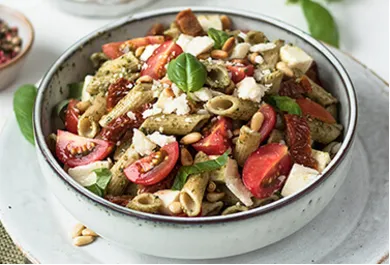 Mediterraner Caprese-Nudelsalat