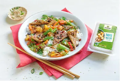 Asiapfanne mit Gemüse, Reis und gebratenem Tofu