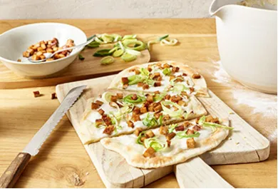 Flammkuchen mit Lauch und Räuchertofu