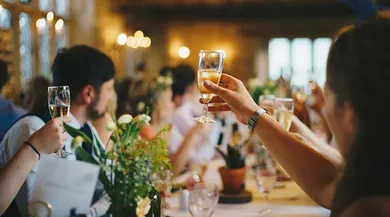 Menschen beim Essen am Tisch