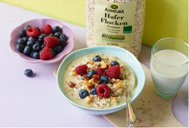 Muesli con mango y frutos rojos