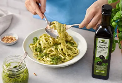 Alnatura Linguine angerichtet mit Pesto alla Genovese neben einer Flasche Alnatura Olivenöl