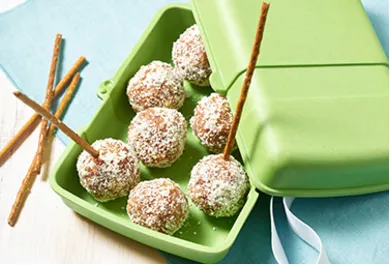 Erdbeer-Cakepops mit weißer Schokolade