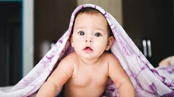 Baby mit Handtuch auf dem Kopf