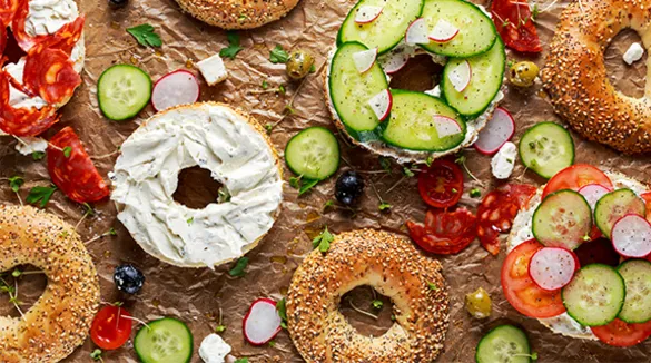 Bagel mit verschiedenen Belägen