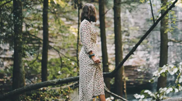 Frau im Kleid im Wald