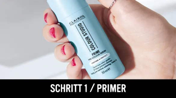 Hand mit Produkt Clairol Primer / Schritt 1