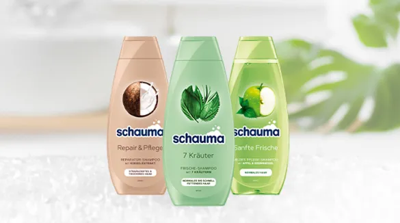 Schauma Shampoo, drei Flaschen: Repair & Pflege mit Kokos-Extrakt, 7-Kräuter für frisches Haar und Sanfte Frische mit Apfel-Extrakt. Haarpflegeprodukte für verschiedene Bedürfnisse, präsentiert vor einem weichen, natürlichen Hintergrund.