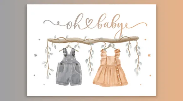 Einladungskarte mit der Aufschrift "o baby" und einem grauen Hosenanzug sowie einem braunen Kleid in Kindergrö0e, die mit Kleiderhaken an einem Ast aufgehängt sind