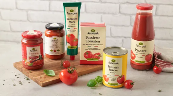 Verschiedene Alnatura Tomaten-Produkte auf einem Küchentresen
