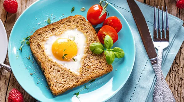 Toast mit Ei in Herzform