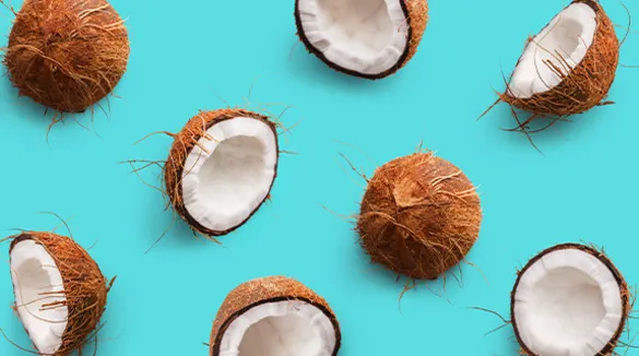 Kokosnusshälften auf blauem Hintergrund