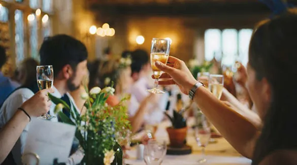 Menschen beim Essen am Tisch