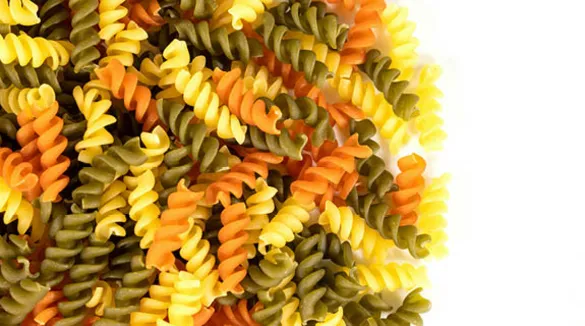 grüne-orange-gelbe Fusilli-weißer-Hintergrund