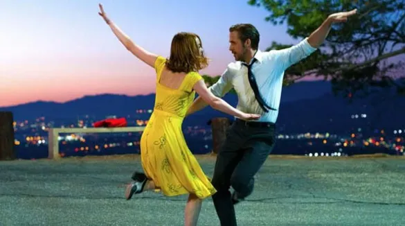 Szene aus Lalaland, in der die beiden Schauspieler Emma Stone und Ryan Gosling miteinander tanzen