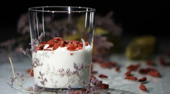 Joghurt-im-Glas-mit-Gojibeeren-Tisch-Blüten
