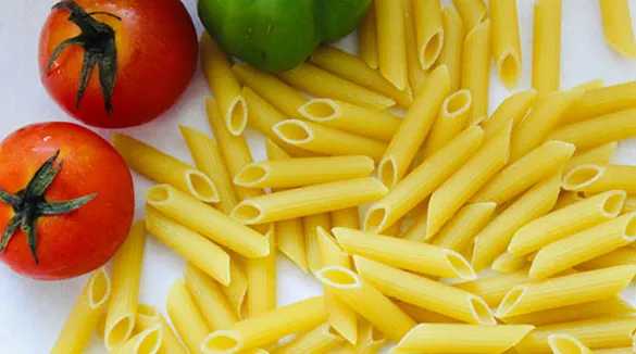 Penne-rote-grüne-Tomaten-weißer-Hintergrund