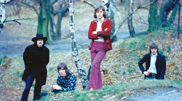 Die Mitglieder von Pink Floyd in einem herbstlichen Park