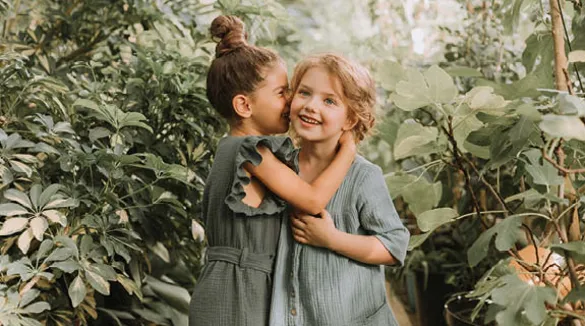 Zwei Kinder mitten in Pflanzen