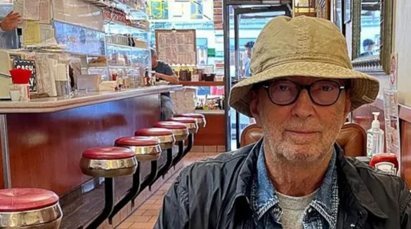 Entspannt wie lange nicht mehr: „Slowhand“ Eric Clapton chillt im Café.