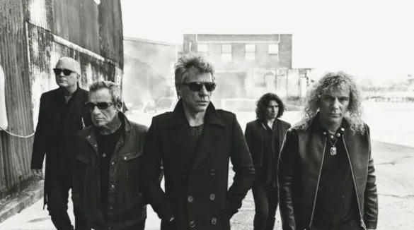 Badn Bon Jovi in schwarz-weiß zu sehen auf einer Straße