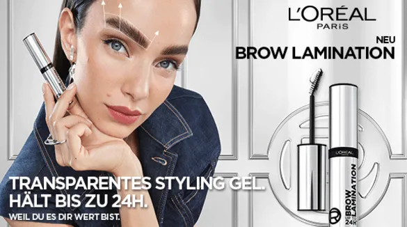 Frau mit laminierten Augenbrauen bewirbt L'Oréal Paris Brow Lamination