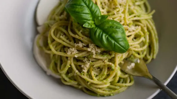 Spaghetti mit grüner Pesto