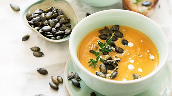 Süßkartoffelsuppe mit gerösteten Kürbiskernen