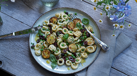 Sommersalat mit Pasta, Erbsen und Oliven