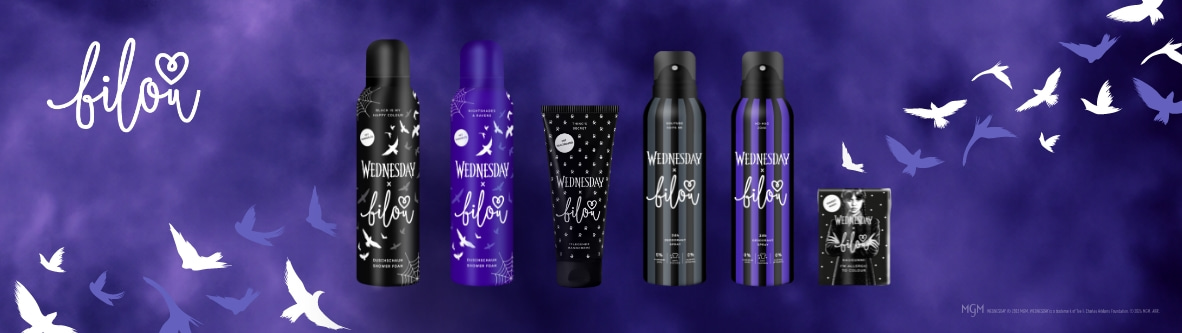 Bilou Wednesday Duftkollektion: Schwarze und violette Verpackungen mit Deospray, Duschschaum und Handcreme. Stilvolle Produkte im mystischen Design mit Vögeln, inspiriert von der Serie Wednesday.