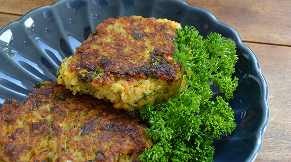 Bulgur-Karotten-Bratlinge mit Schafskäse