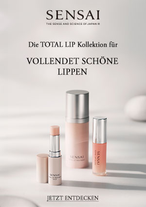 Werbung für die Sensai Total Lip Kollektion mit hochwertigen Lippenpflegeprodukten in eleganten Verpackungen vor einem minimalistischen Hintergrund. Fokus auf vollendete, schöne Lippen. Jetzt entdecken.