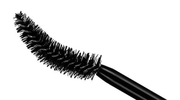 Mascara mit gebogener Bürste